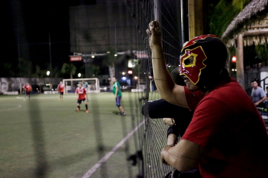 Aksi kocak para pegulat Meksiko beralih main futsal