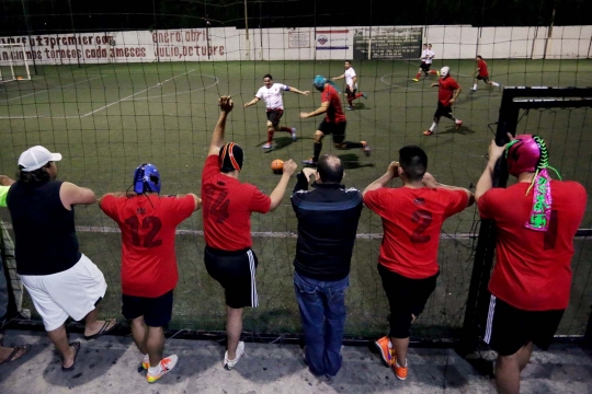 Aksi kocak para pegulat Meksiko beralih main futsal