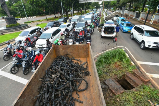 Ini gulungan kulit kabel yang menumpuk di got Jalan Merdeka Selatan