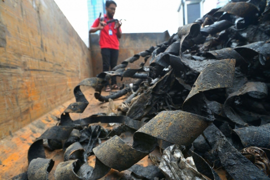 Ini gulungan kulit kabel yang menumpuk di got Jalan Merdeka Selatan