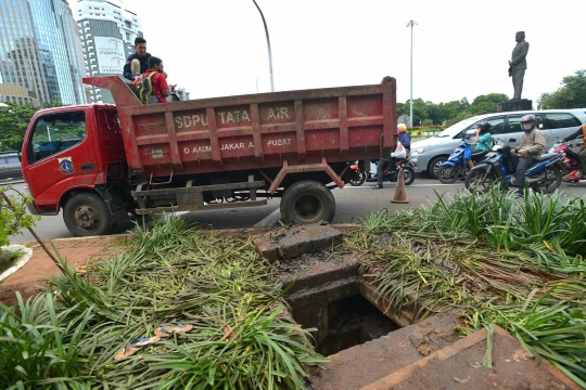Ini gulungan kulit kabel yang menumpuk di got Jalan Merdeka Selatan