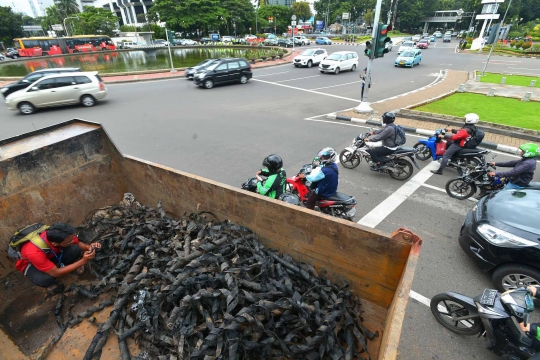 Ini gulungan kulit kabel yang menumpuk di got Jalan Merdeka Selatan