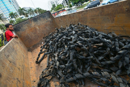 Ini gulungan kulit kabel yang menumpuk di got Jalan Merdeka Selatan