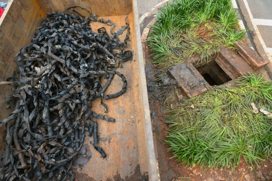 Ini gulungan kulit kabel yang menumpuk di got Jalan Merdeka Selatan