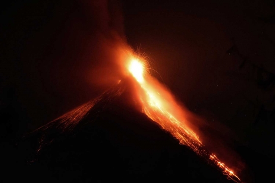 Pesona erupsi Gunung Fuego terangi langit Guatemala