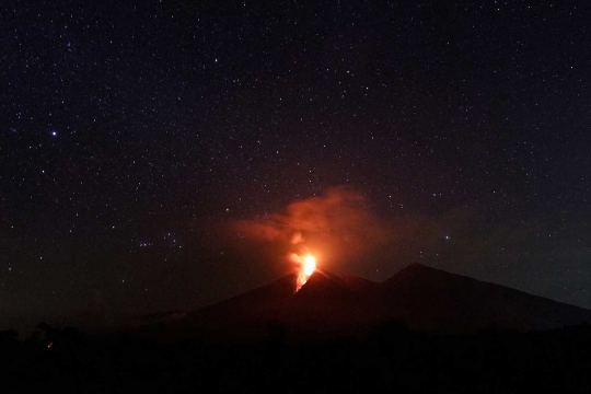 Pesona erupsi Gunung Fuego terangi langit Guatemala