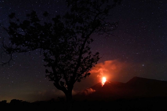 Pesona erupsi Gunung Fuego terangi langit Guatemala