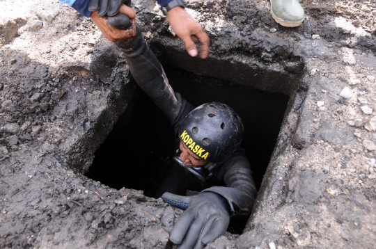 Aksi Kopaska masuk gorong-gorong