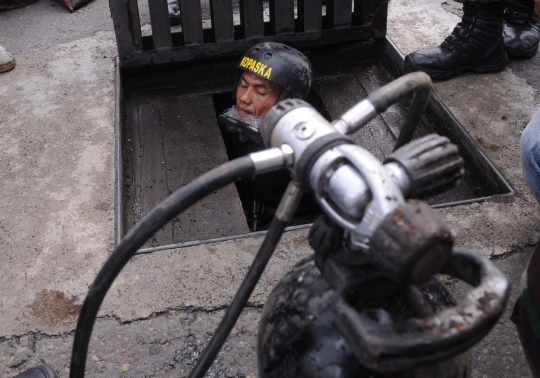 Aksi Kopaska masuk gorong-gorong