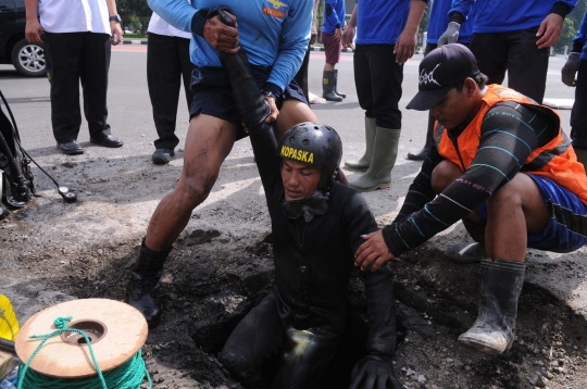 Aksi Kopaska masuk gorong-gorong