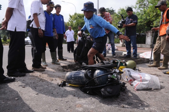 Aksi Kopaska masuk gorong-gorong