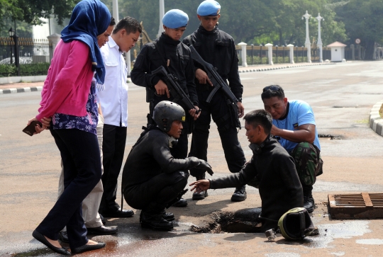 Aksi Kopaska masuk gorong-gorong