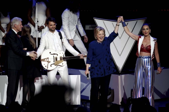 Aksi hot Katy Perry meriahkan kampanye capres AS Hillary Clinton