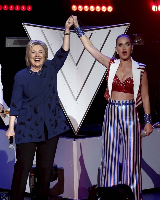 Aksi hot Katy Perry meriahkan kampanye capres AS Hillary Clinton