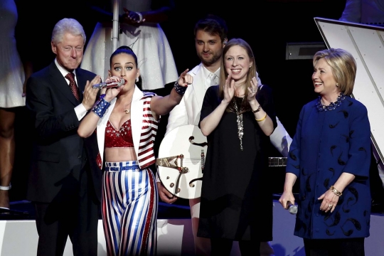 Aksi hot Katy Perry meriahkan kampanye capres AS Hillary Clinton