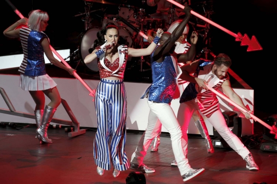 Aksi hot Katy Perry meriahkan kampanye capres AS Hillary Clinton