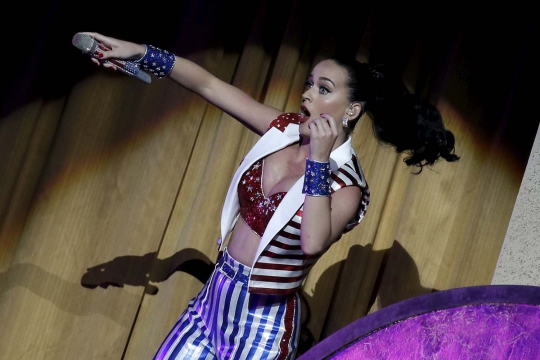 Aksi hot Katy Perry meriahkan kampanye capres AS Hillary Clinton