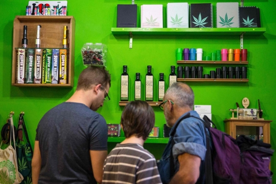 Mengunjungi apotek ganja di Israel