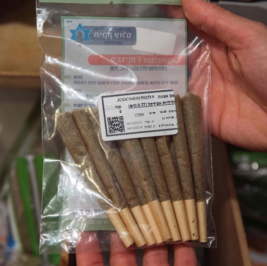 Mengunjungi apotek ganja di Israel
