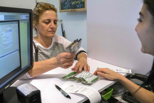 Mengunjungi apotek ganja di Israel