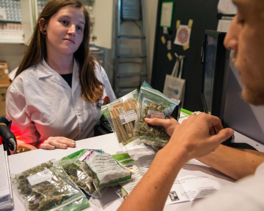 Mengunjungi apotek ganja di Israel