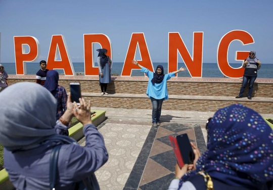 Setelah diguncang gempa, begini aktivitas warga di Padang