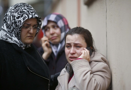 Aksi brutal wanita bersenjata tembaki bus polisi Turki