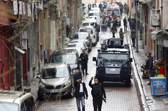 Aksi brutal wanita bersenjata tembaki bus polisi Turki