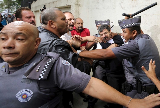 Mantan presiden ditangkap karena korupsi, warga Brasil murka