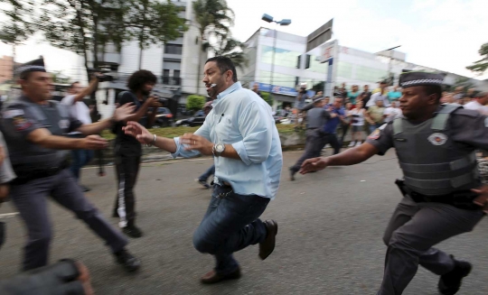 Mantan presiden ditangkap karena korupsi, warga Brasil murka