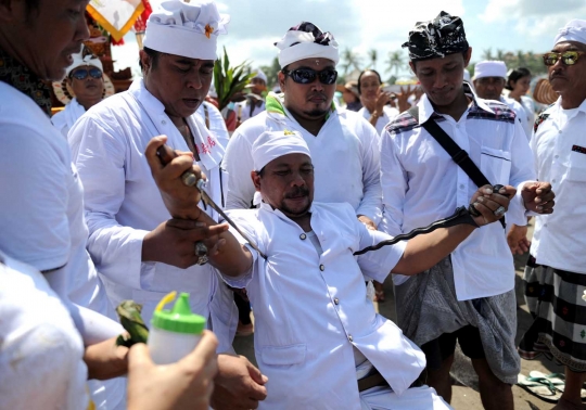 Melihat ritual Melasti jelang perayaan Nyepi di Bali