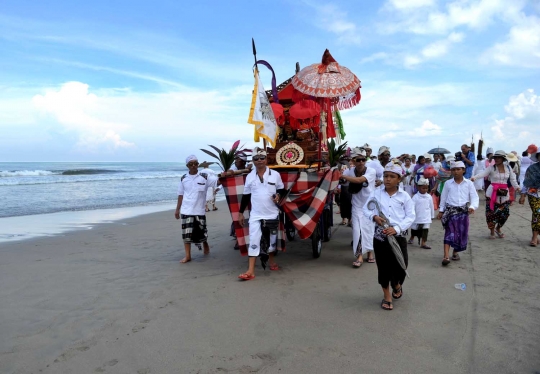 Melihat ritual Melasti jelang perayaan Nyepi di Bali