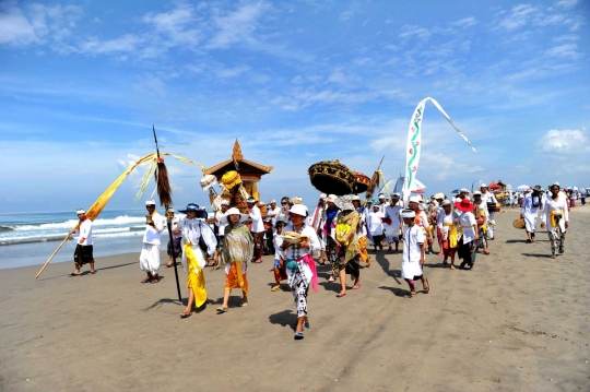 Melihat ritual Melasti jelang perayaan Nyepi di Bali