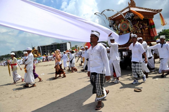 Melihat ritual Melasti jelang perayaan Nyepi di Bali