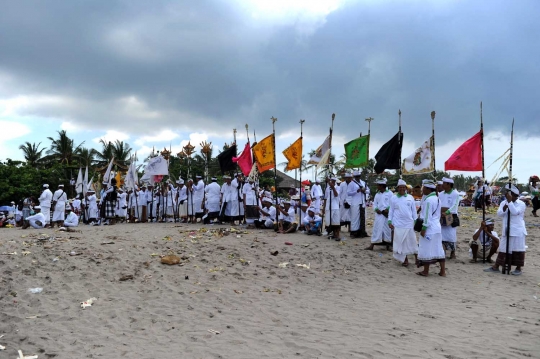 Melihat ritual Melasti jelang perayaan Nyepi di Bali