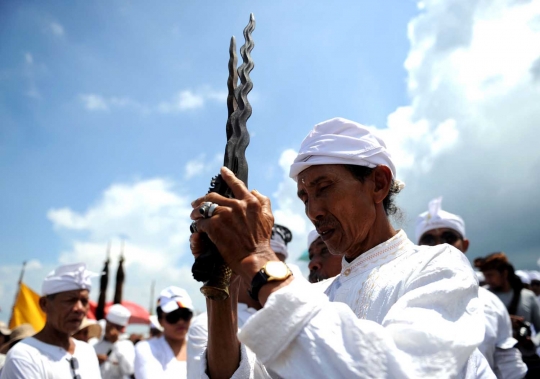 Melihat ritual Melasti jelang perayaan Nyepi di Bali