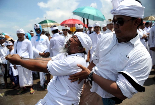 Melihat ritual Melasti jelang perayaan Nyepi di Bali