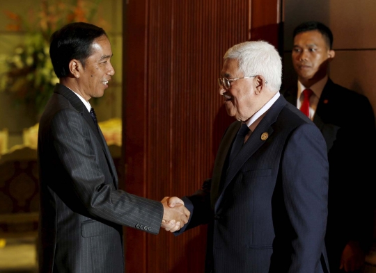 Keakraban Jokowi dan Presiden Palestina bertemu di KTT OKI