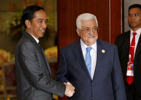 Keakraban Jokowi dan Presiden Palestina bertemu di KTT OKI