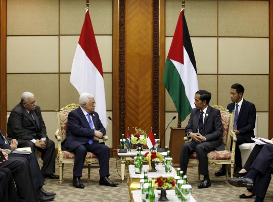 Keakraban Jokowi dan Presiden Palestina bertemu di KTT OKI