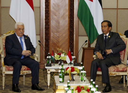 Keakraban Jokowi dan Presiden Palestina bertemu di KTT OKI