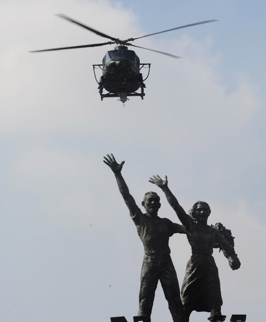 Aksi helikopter TNI AD terbang rendah amankan KTT OKI