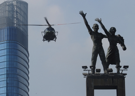 Aksi helikopter TNI AD terbang rendah amankan KTT OKI