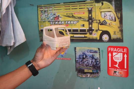 Menengok produksi manual miniatur truk dari limbah mebel khas Batu