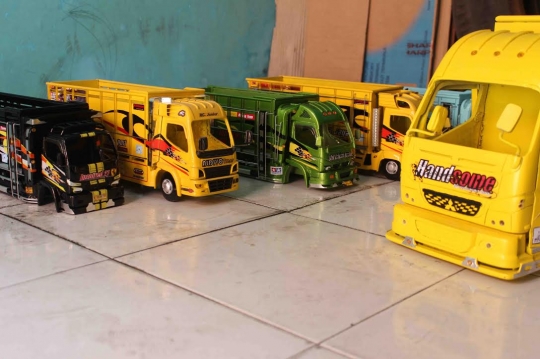 Menengok produksi manual miniatur truk dari limbah mebel khas Batu