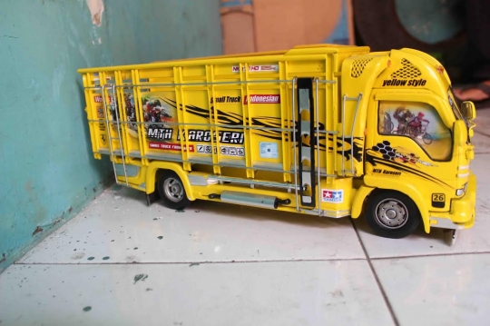 Menengok produksi manual miniatur truk dari limbah mebel khas Batu