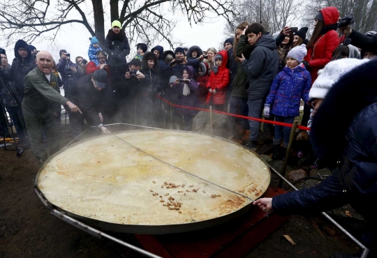 Melihat pembuatan pancake raksasa untuk pecahkan rekor Guinness