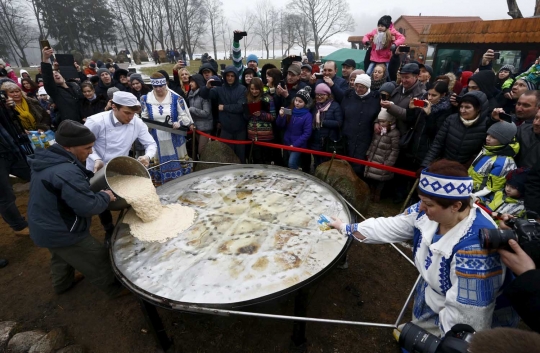 Melihat pembuatan pancake raksasa untuk pecahkan rekor Guinness