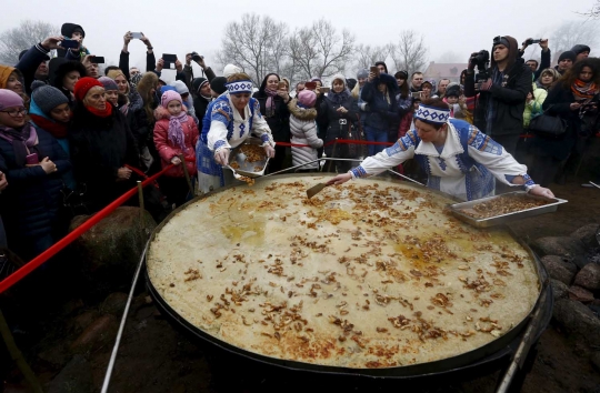 Melihat pembuatan pancake raksasa untuk pecahkan rekor Guinness