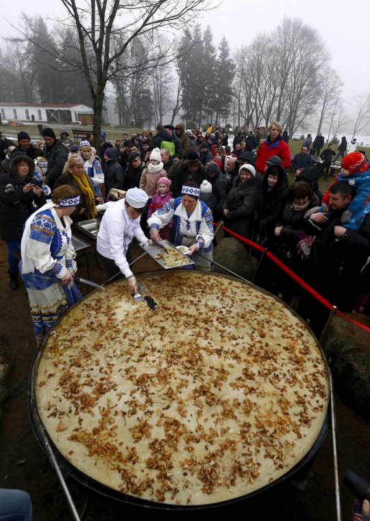 Melihat pembuatan pancake raksasa untuk pecahkan rekor Guinness